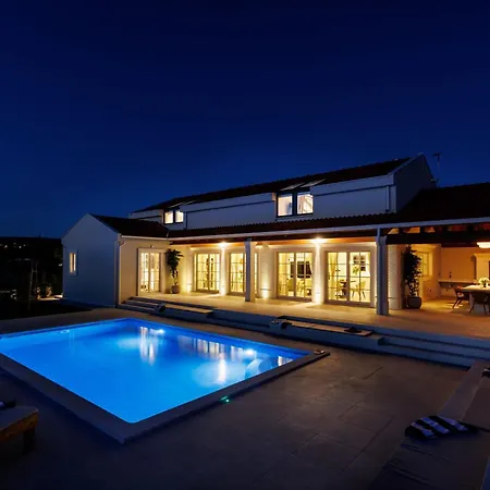 Villa Cypress Estate *